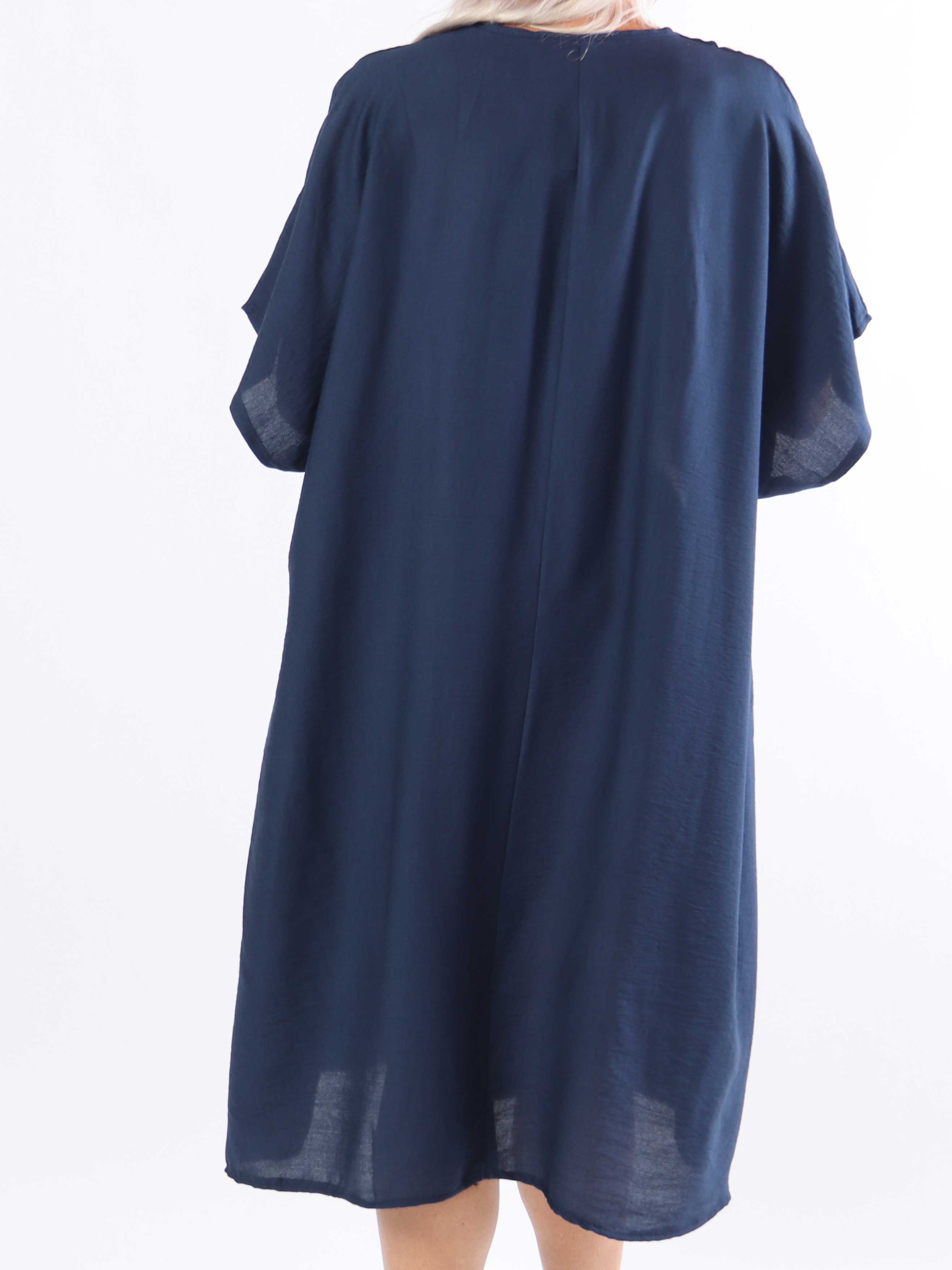 Astrid - Enkel plus size-klänning med v-ringning